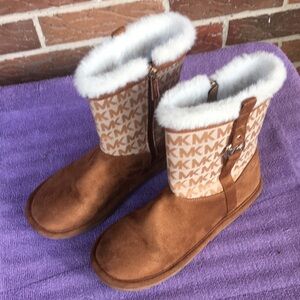 MK-Print Cozy Fur-Lined Kids Boots in Chestnut